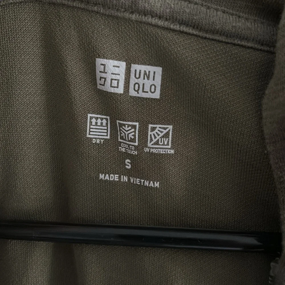 Uniqlo light hooded sweatshirt - Picture 2 of 2